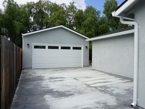 4th image of 2415 Summer St