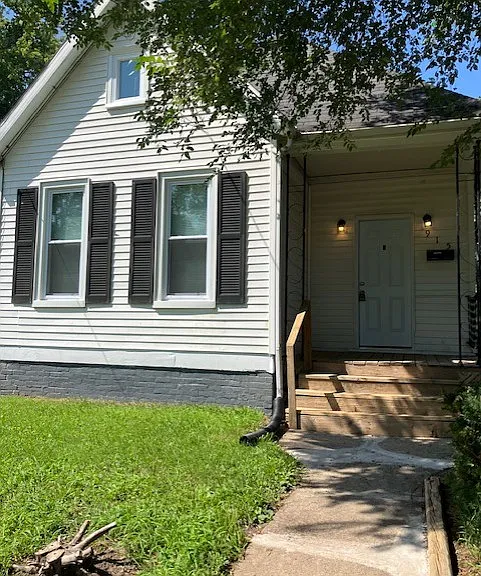 915 W Macqueen Ave — Photo 1