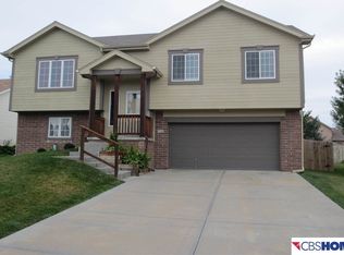 710 Rosewood Ave, Papillion, NE 68133