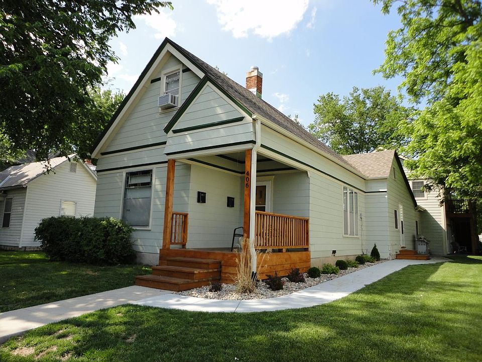 Charming home close to shopping, dining, school, and work.