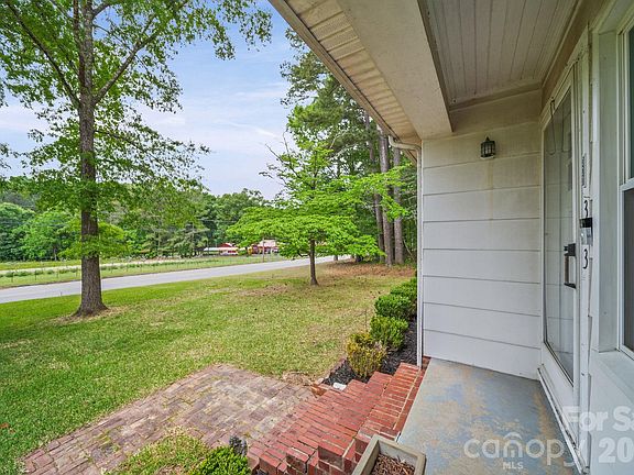 3rd image of 303 E Allenton St