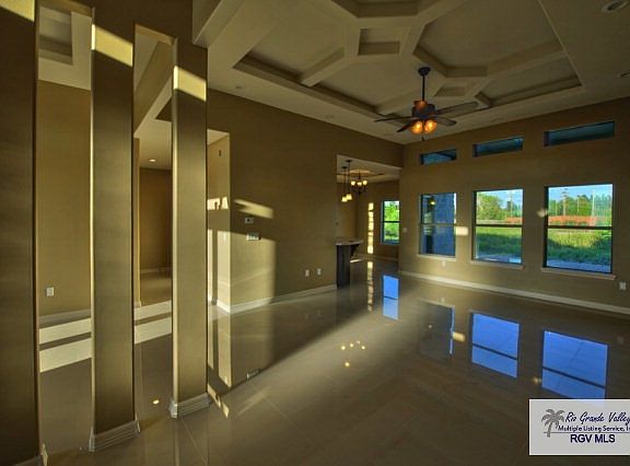 4th image of 6873 Villa De Jardin