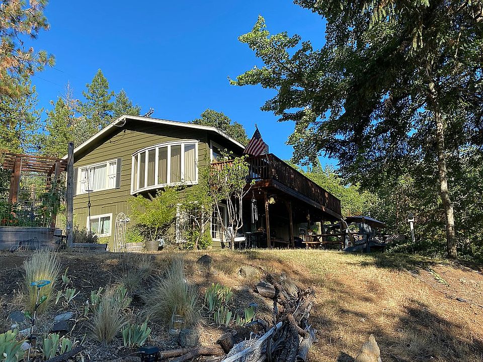 2nd image of 385 SE Terrace Dr