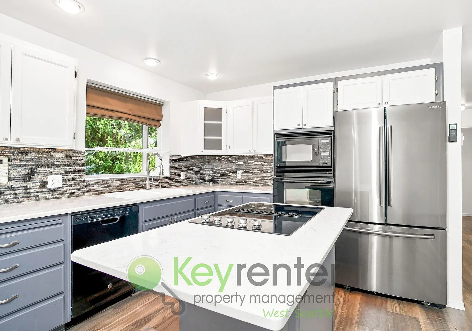 Spacious 4 Bedroom with Two Car Garage and Balcony — Photo 4