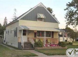 909 Minnesota Ave, Gladstone, MI 49837