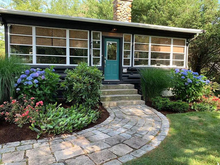 Cozy cottage in Bonnet Shores Narragansett RI Four Bedroom Two Full bathrooms. Natural gas baseboard. heat fully air-conditioned.