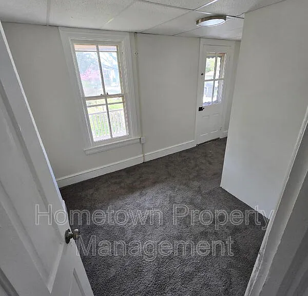 548 Nelson St — Photo 1