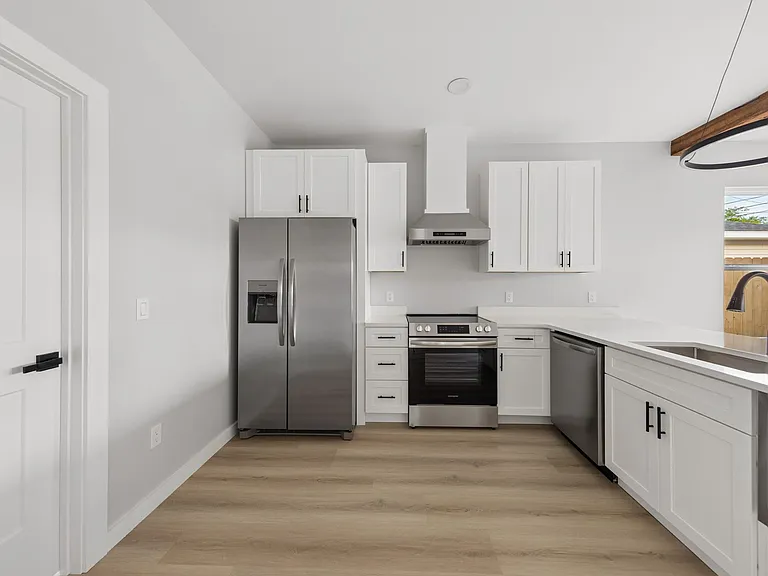 517 E 8th St #1 — Photo 9