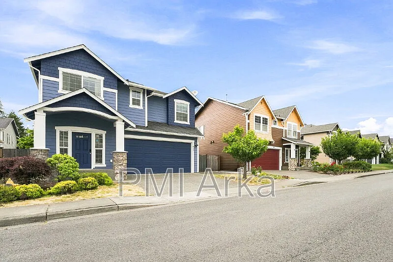 633 Ilwaco Pl NE