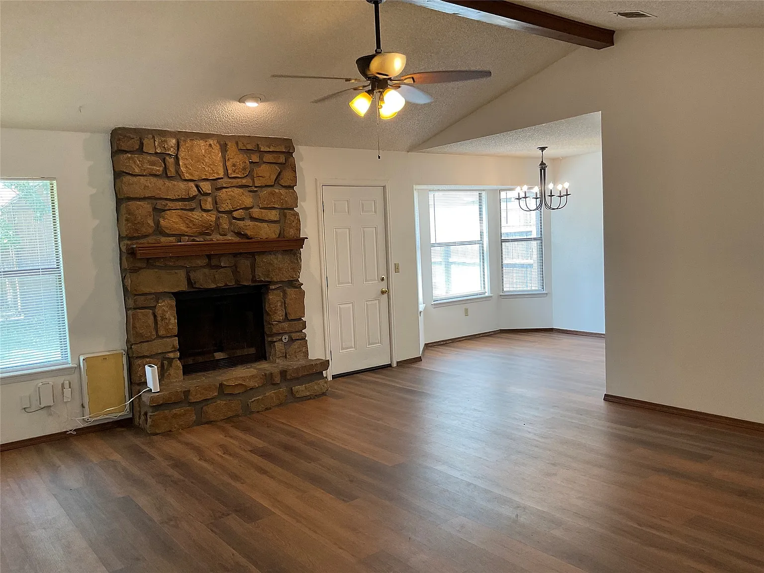3 bed, 2.0 bath, 1388 sqft, $1,600 — Photo 3