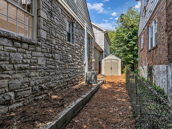 3rd image of 2624 Ashwood Ave