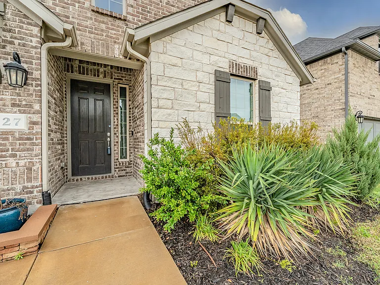 727 Mahogany Ln — Photo 3