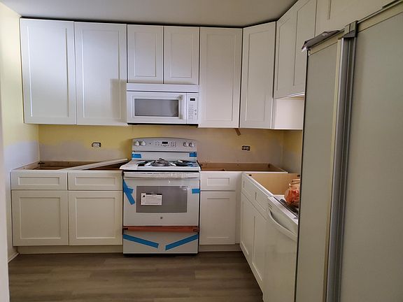 New kitchen! Countertop installed by the time your application is approved.
