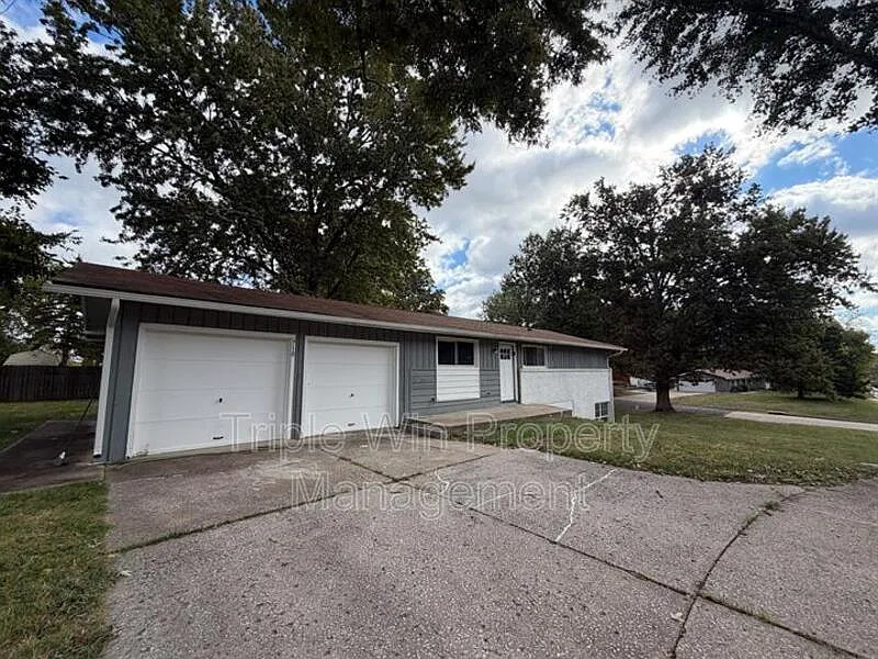 4 bed, 3.0 bath, 2112 sqft, $2,560 — Photo 3