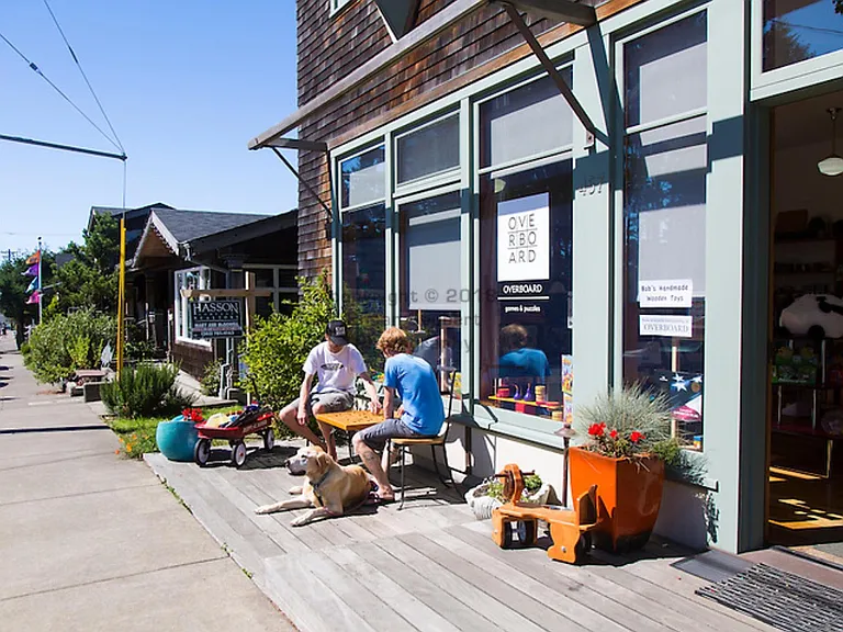 More shopping on Laneda Ave.