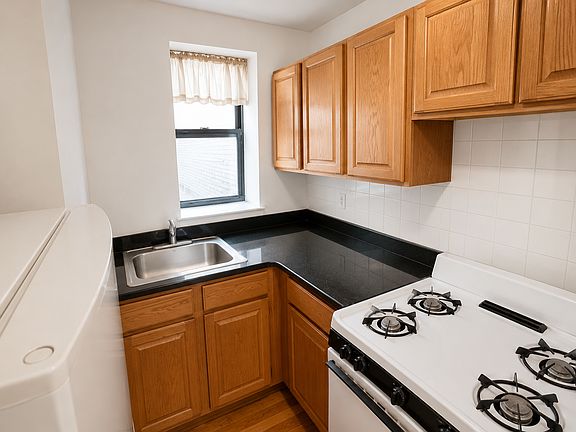 3rd image of 472 41st St APT 1A