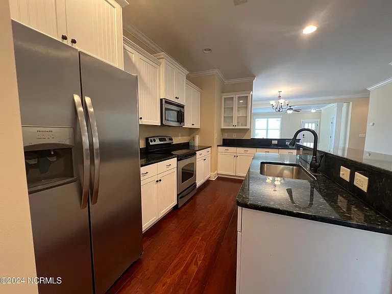 1211 Daisy Ct — Photo 8