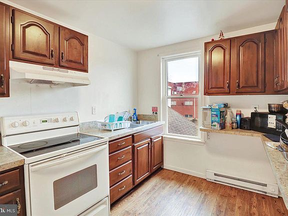 3rd image of 746 Maple St