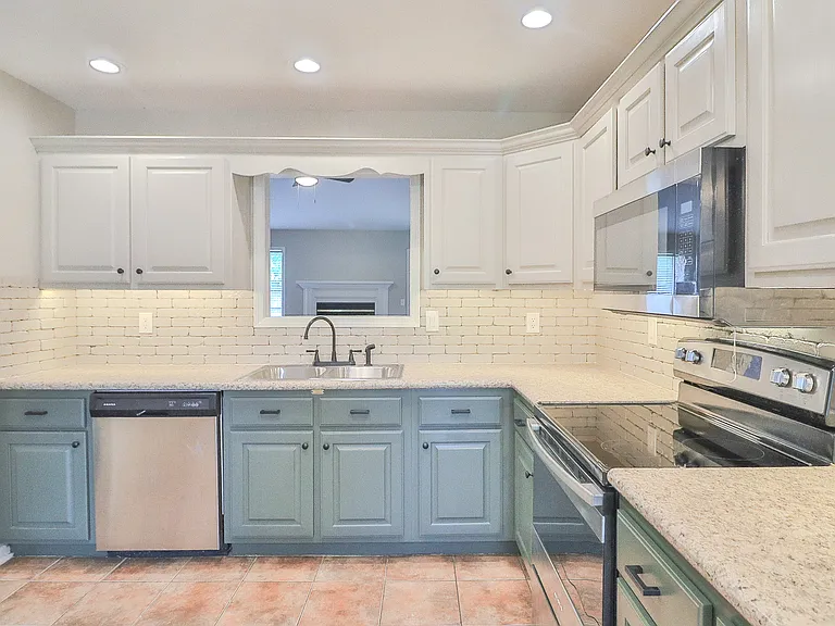 1914 Sandbrook Dr — Photo 11