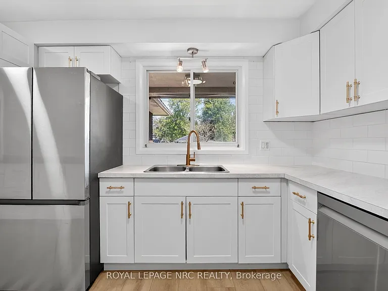 268 Henrietta St — Photo 19