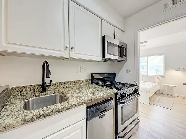 1106 W 22nd St #4 — Photo 9