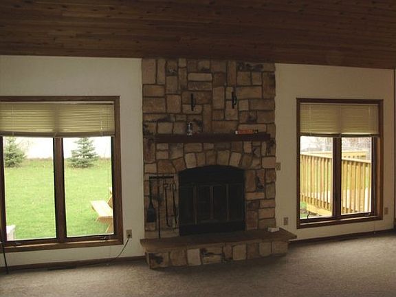 Living Room/Fireplace