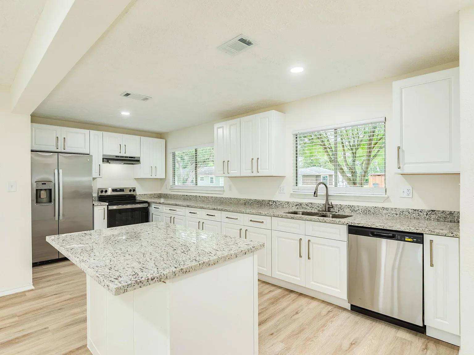 4 bed, 2.0 bath, 1818 sqft, $2,200 — Photo 3
