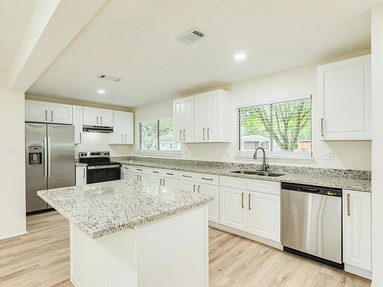 408 Gardenia St — Photo 4