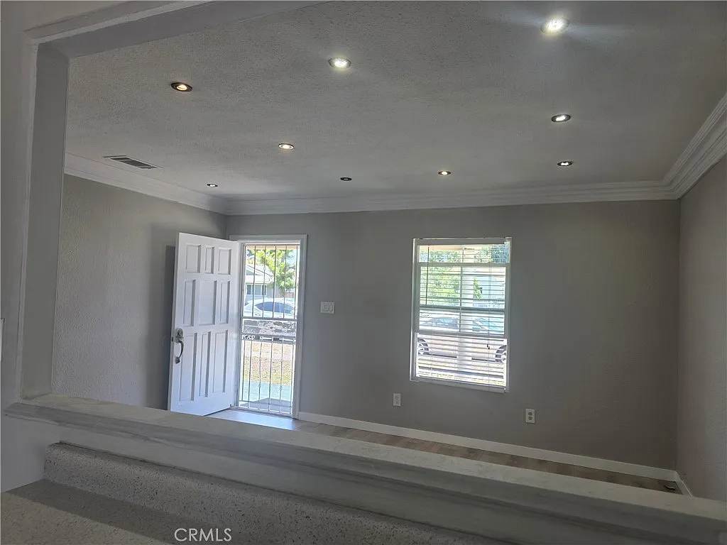 4 bed, 1296 sqft, $4,200 — Photo 2