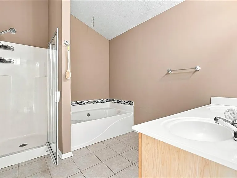 3063 Kentmere Dr — Photo 16