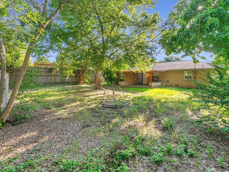 406 N Bonham Dr — Photo 38