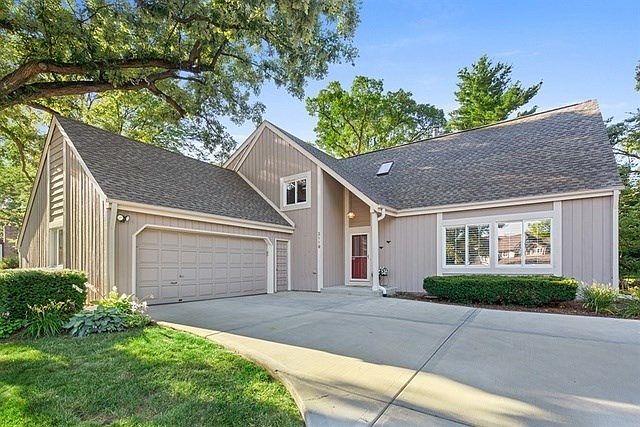Such a stylish home that even the best of home improvement gurus would approve! Rare large garage an