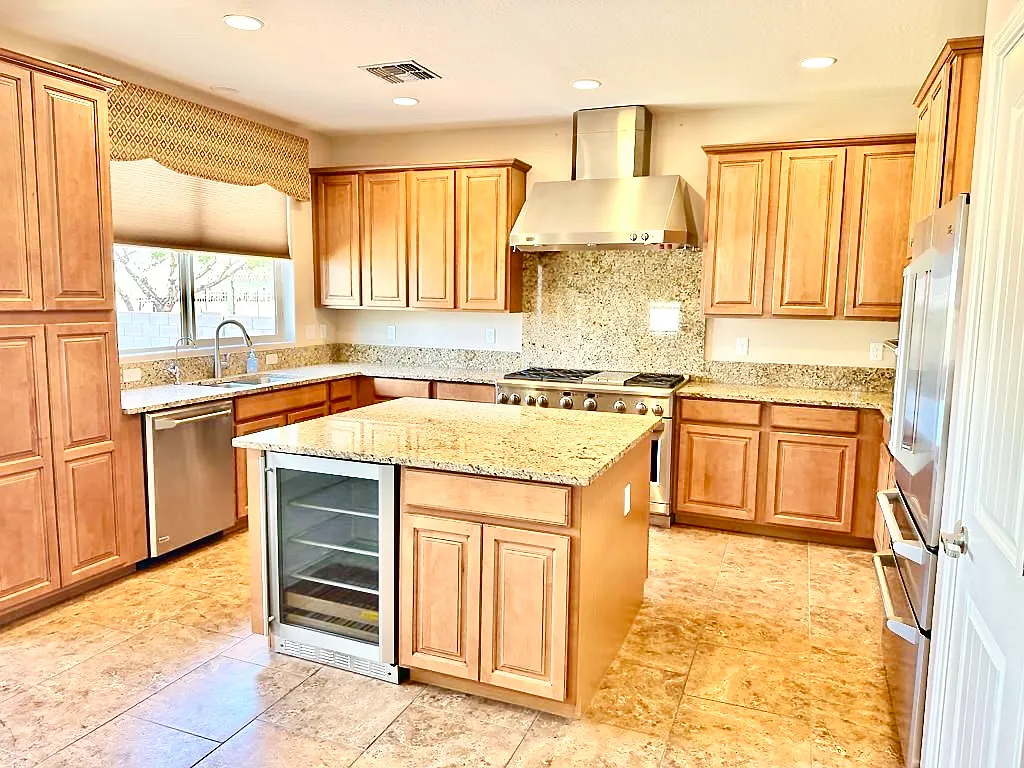 5 bed, 3900 sqft, $3,899 — Photo 4