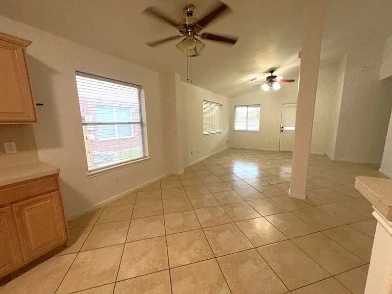 810 Chance Ln — Photo 5