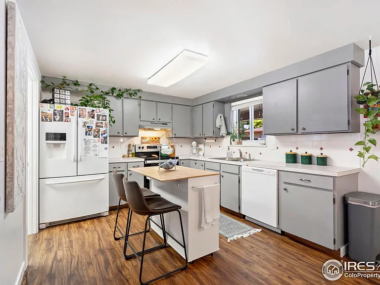 2216 Albany Ct — Photo 3