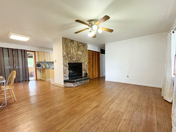 3rd image of 820 Dogwood St