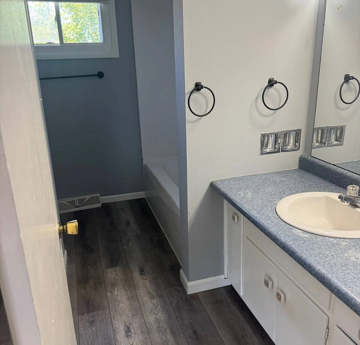 2 bed, 1.0 bath, $900 — Photo 3