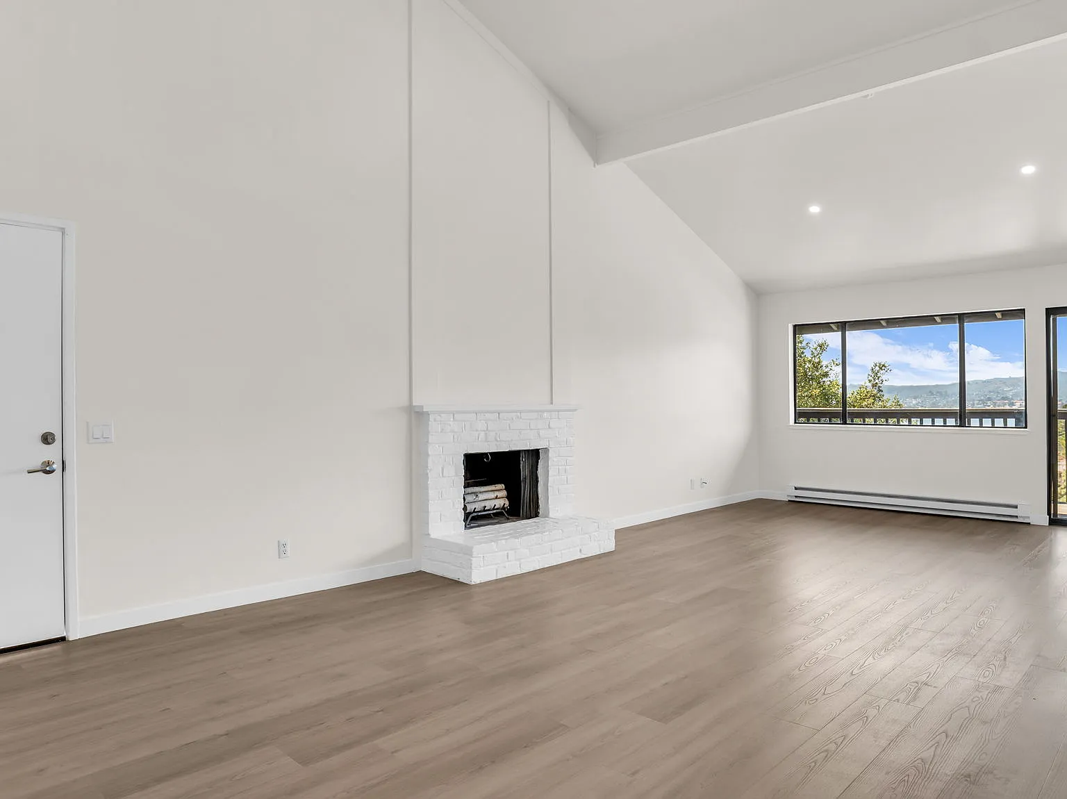 2 bed, 1232 sqft, $5,850 — Photo 4