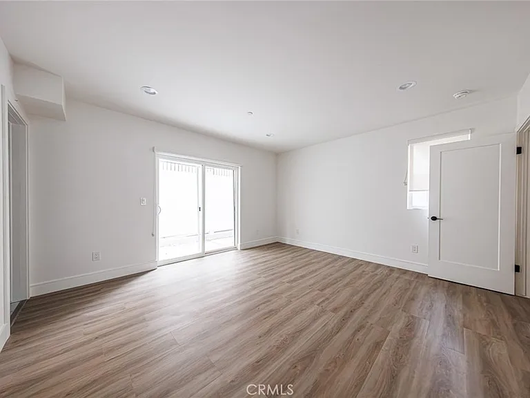 1243 N Sycamore Ave — Photo 15
