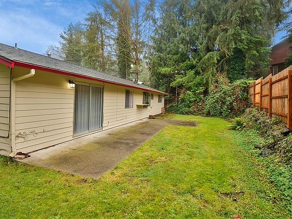 3rd image of 8570 Chinook Way NE