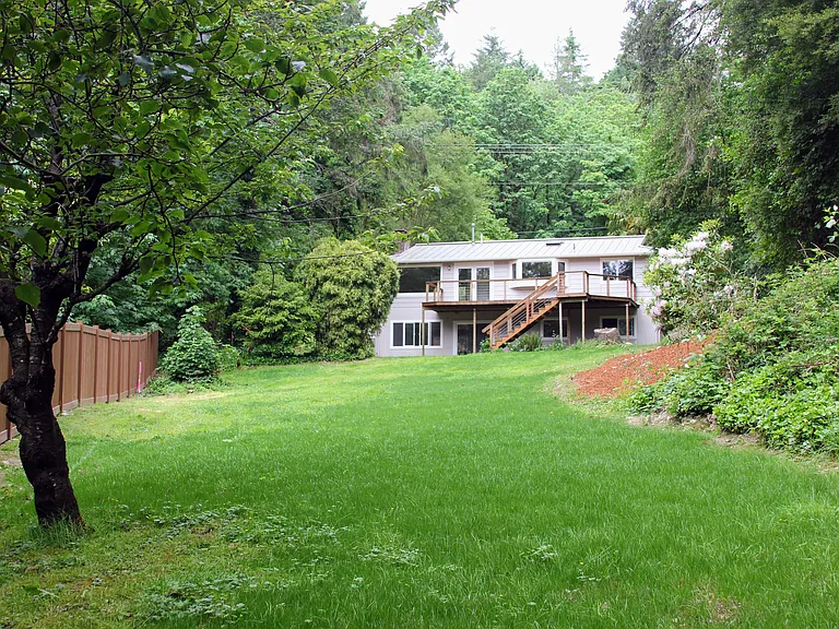 2812 E Bay Dr NW — Photo 2