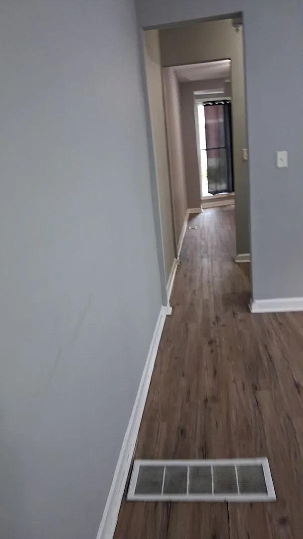 Three Bedroom One Bathroom Ready For ASAP Move In — Photo 3