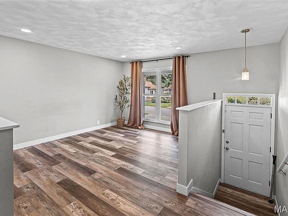 2nd image of 1021 Forest Ave
