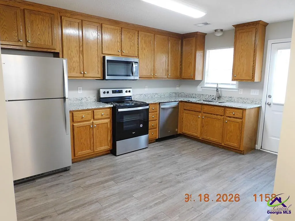 3 bed, 2.0 bath, 1185 sqft, $1,450 — Photo 3