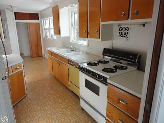 4th image of 23485 Manistee Ave