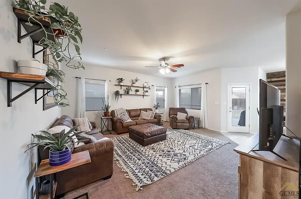 Tamarron Dr, Bakersfield — Photo 2