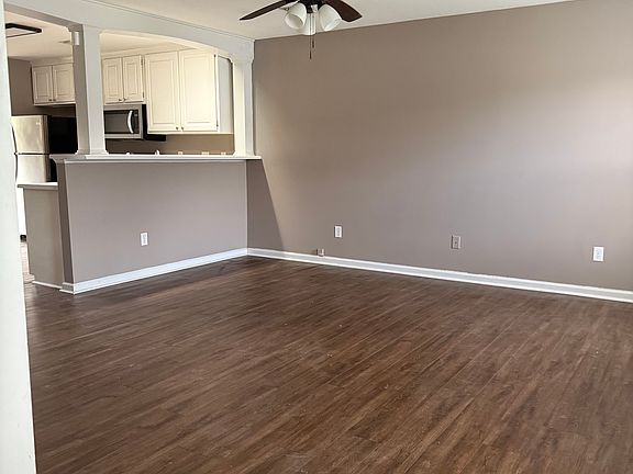 3rd image of 105 Ducker Ct