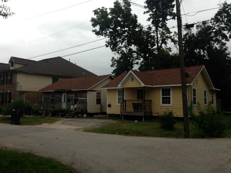 Property sold as LOT VALUE ONLY. Homes will be removed from the property.