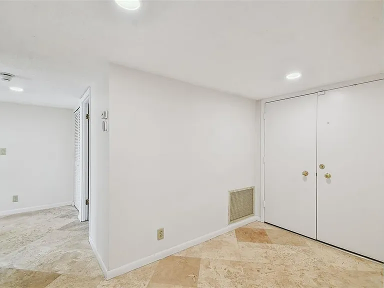 100 Oakmont Ln #106 — Photo 27
