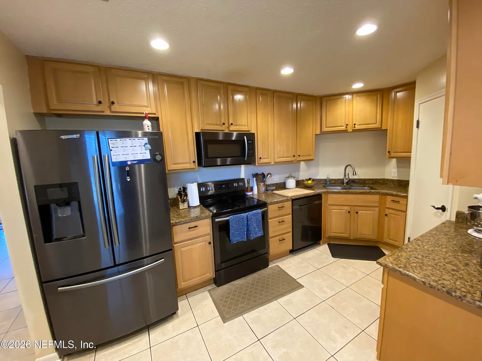 3 bed, 2.5 bath, 1481 sqft, $2,000 — Photo 2